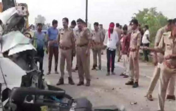 भारतमा बिरामी बोकेको एम्बुलेन्स ट्रकमा ठोकियो, सात जनाको मृत्यु
